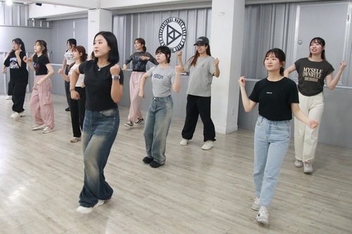 外国人专属K-pop文化一日游（弘大街，K-pop舞蹈课，明洞HiKR广场，Nanta表演）